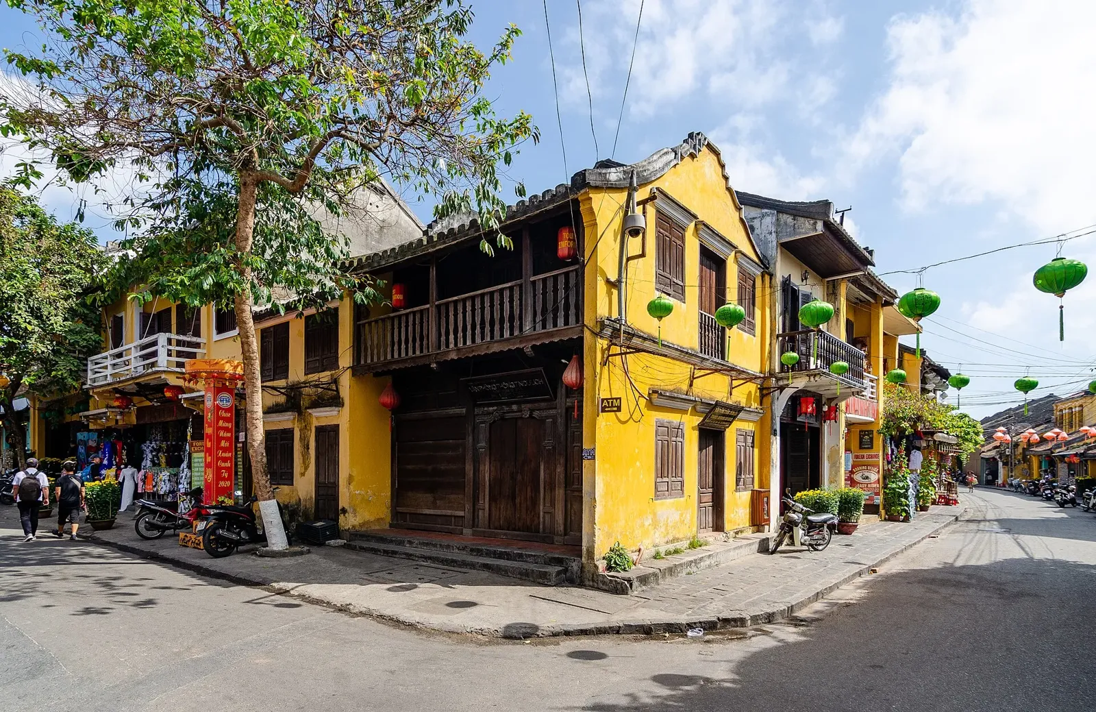 Centro storico di Hoi An Case gialle e lanterne nel centro storico di Hoi An, meta ideale in Vietnam a luglio e agosto