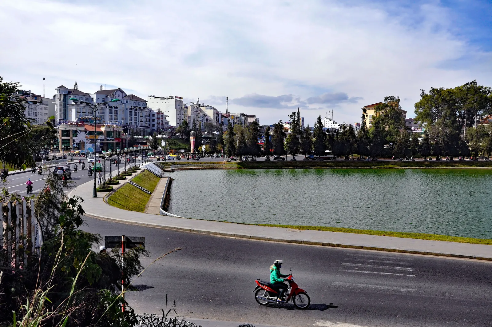Lago Xuan Huong - Da Lat Il lago Xuan Huong a Da Lat in una giornata limpida dell'inverno vietnamita