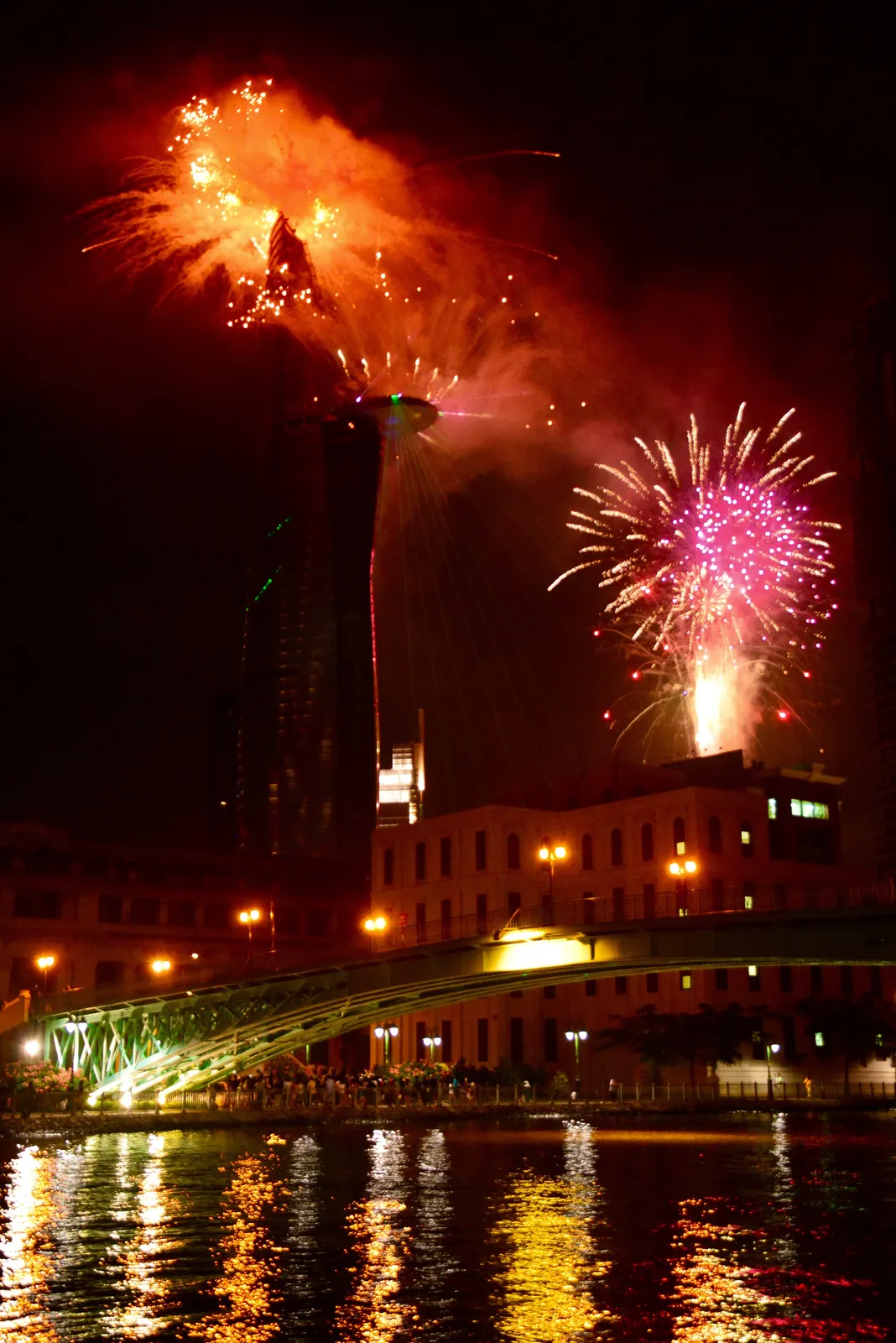 Fuochi di Capodanno a Saigon Fuochi d'artificio di Capodanno a Ho Chi Minh City sopra il fiume Saigon
