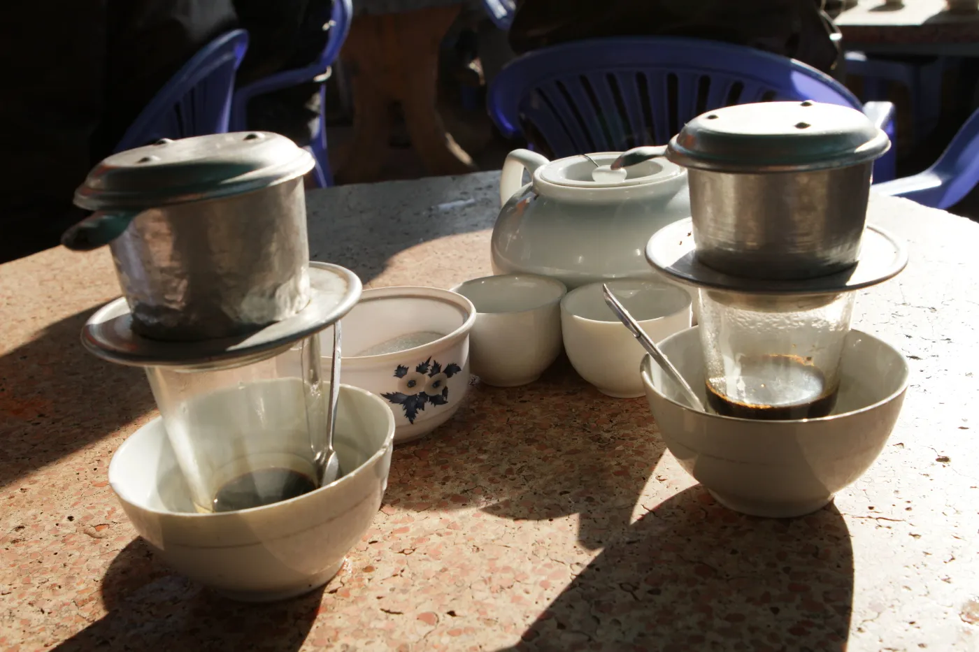 Caffè vietnamita Caffè vietnamita con filtro metallico, il rituale quotidiano di chi lavora da remoto in Vietnam
