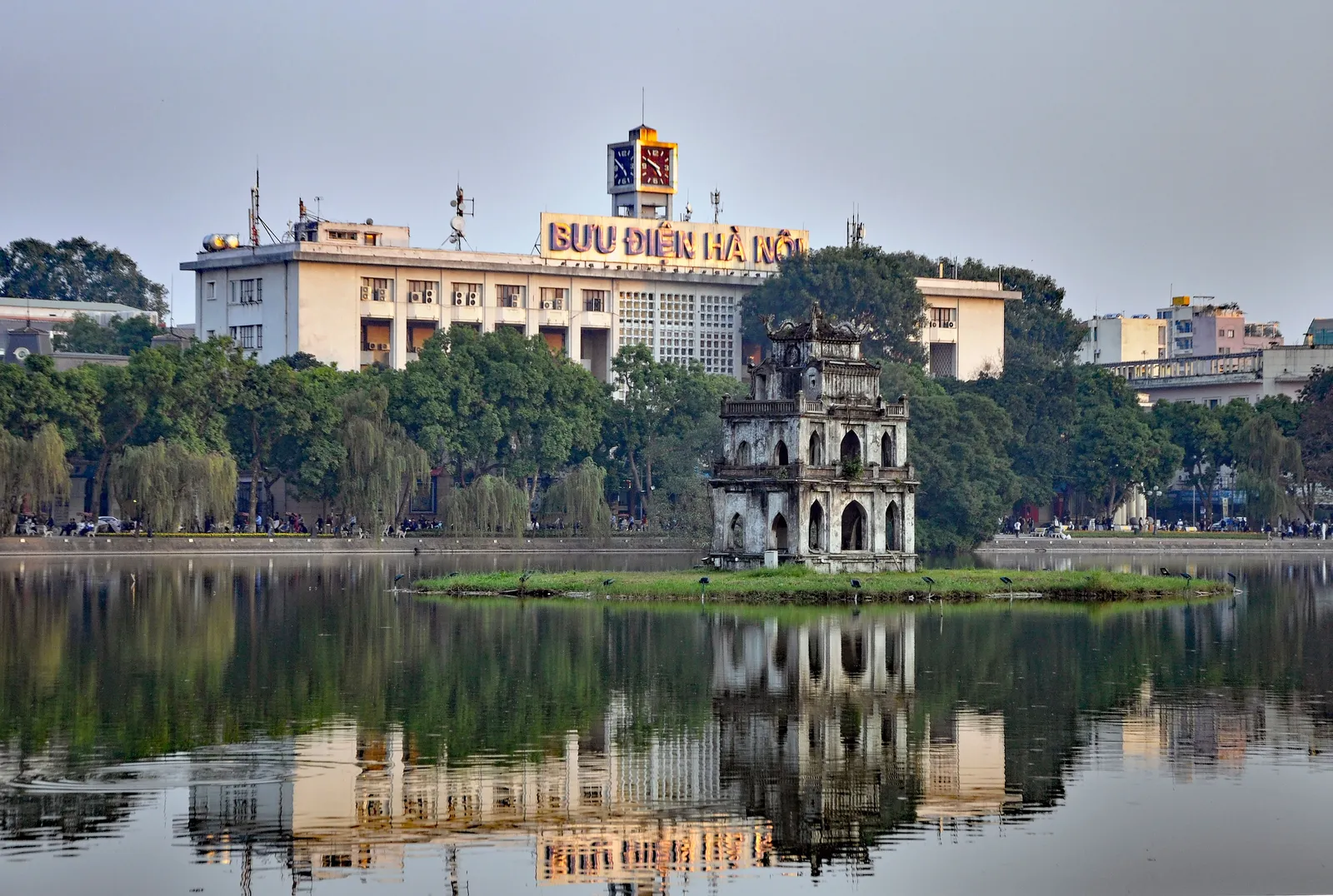 Torre della Tartaruga, Hanoi La Torre della Tartaruga sul lago Hoan Kiem a Hanoi, cuore storico del Vietnam del Nord