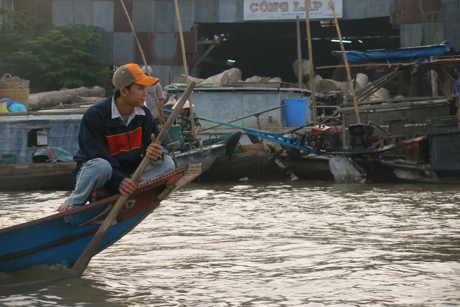 Mercato galleggiante di Cai Rang Mercato galleggiante di Cai Rang sul Delta del Mekong, la vita di fiume del Vietnam del Sud