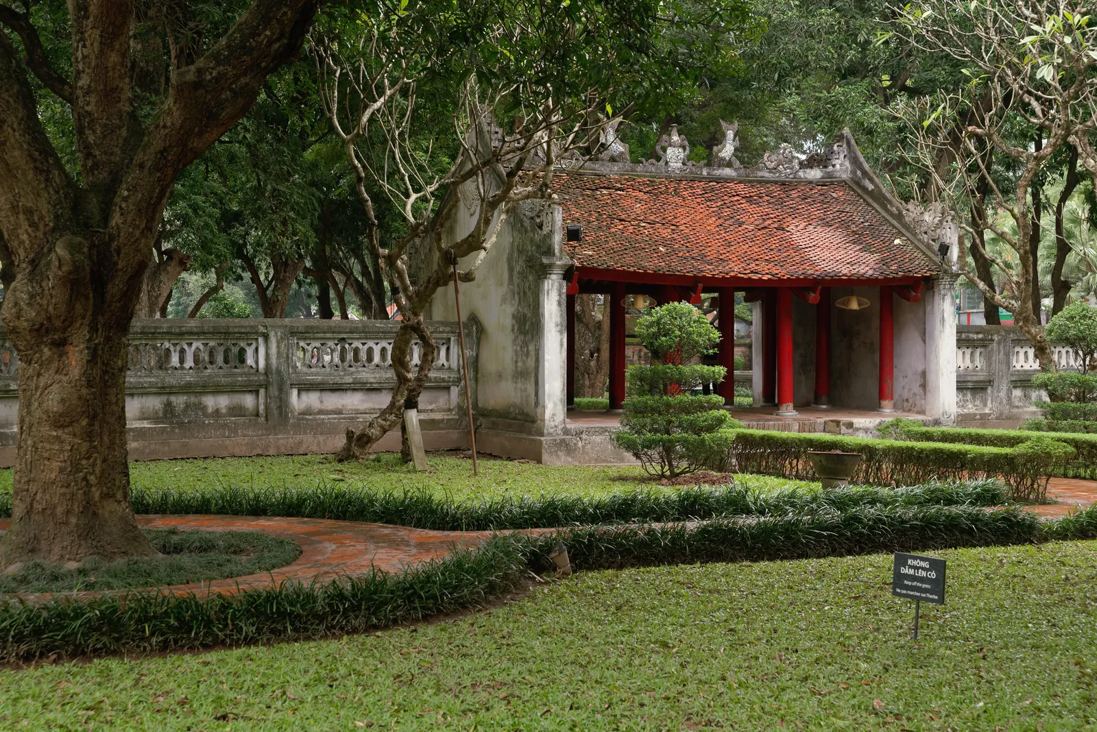 Tempio della Letteratura di Hanoi Cortile del Tempio della Letteratura di Hanoi (Hà Nội) in primavera, con giardini in fiore