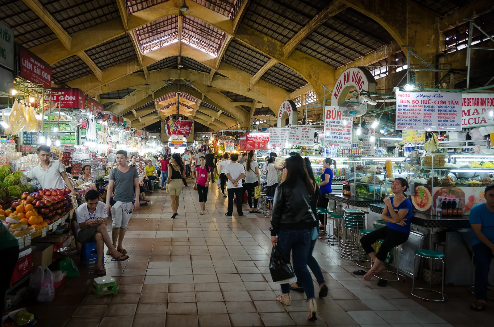 Mercato di Bến Thành a Saigon Folla al mercato di Bến Thành a Ho Chi Minh City, zona in cui prestare attenzione a borseggi
