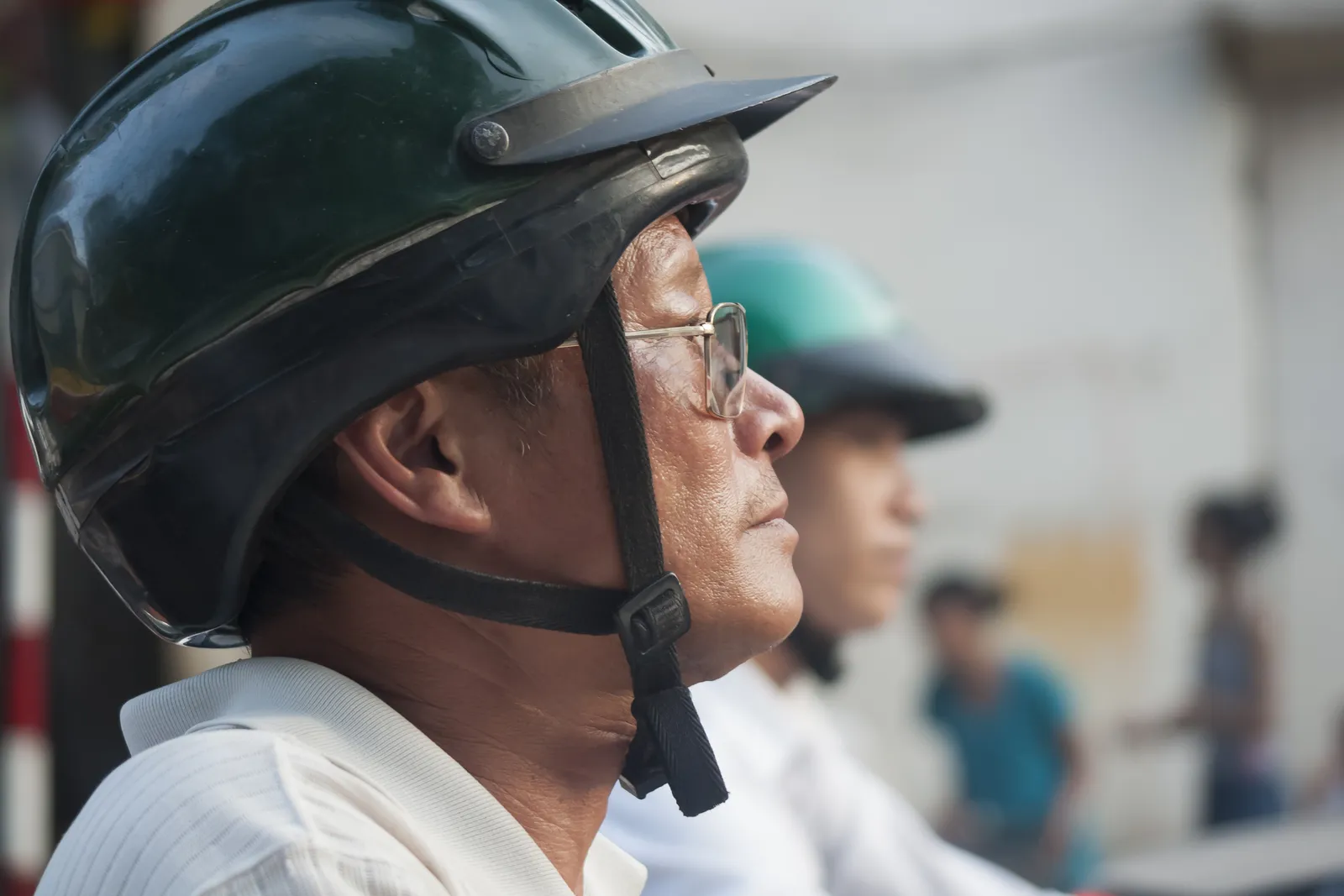 Motorini al semaforo di Hanoi Motorini con casco fermi al semaforo di Hanoi: il Vietnam è sicuro ma il traffico va rispettato