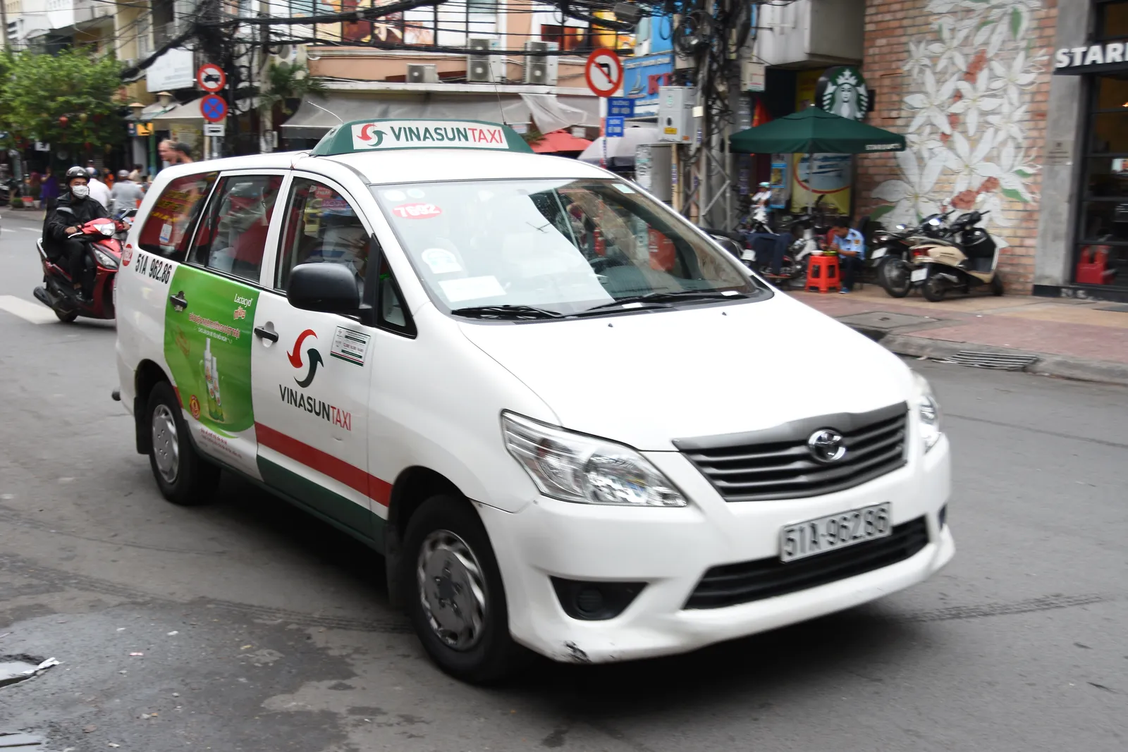 Taxi Vinasun a Saigon Taxi Vinasun bianco a Ho Chi Minh City: impara a riconoscere i taxi regolari per evitare le truffe in Vietnam