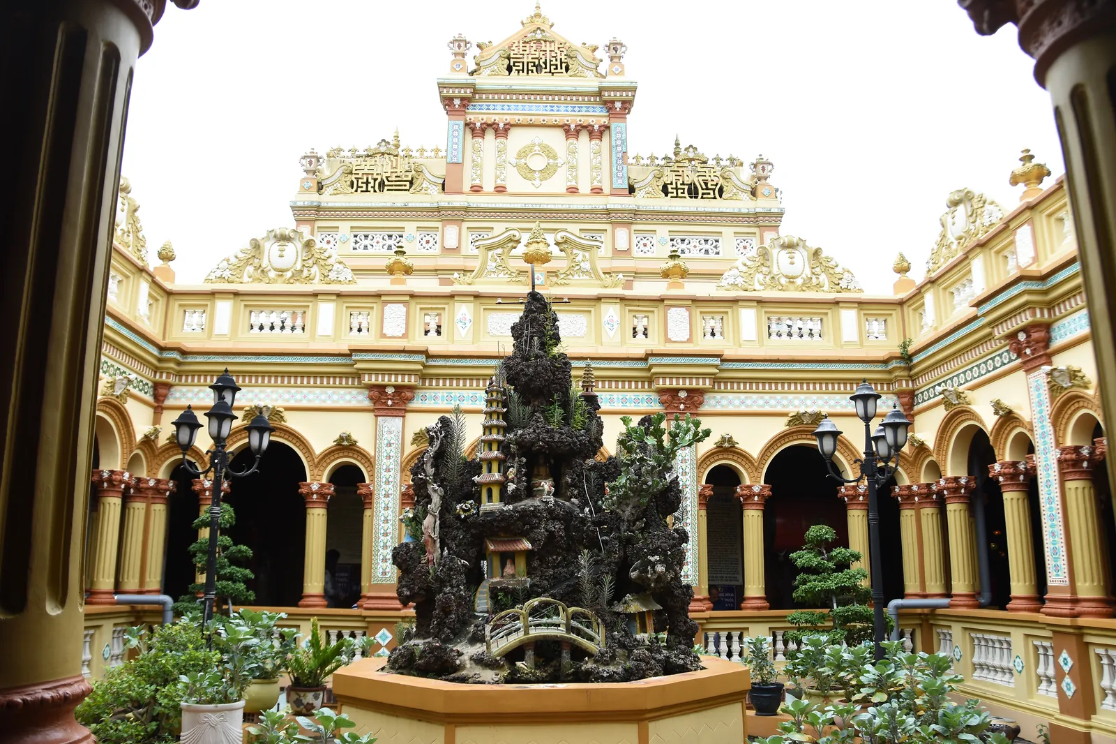 Pagoda Vinh Trang a My Tho Cortile interno della Pagoda Vinh Trang a My Tho con giardini e statue buddhiste