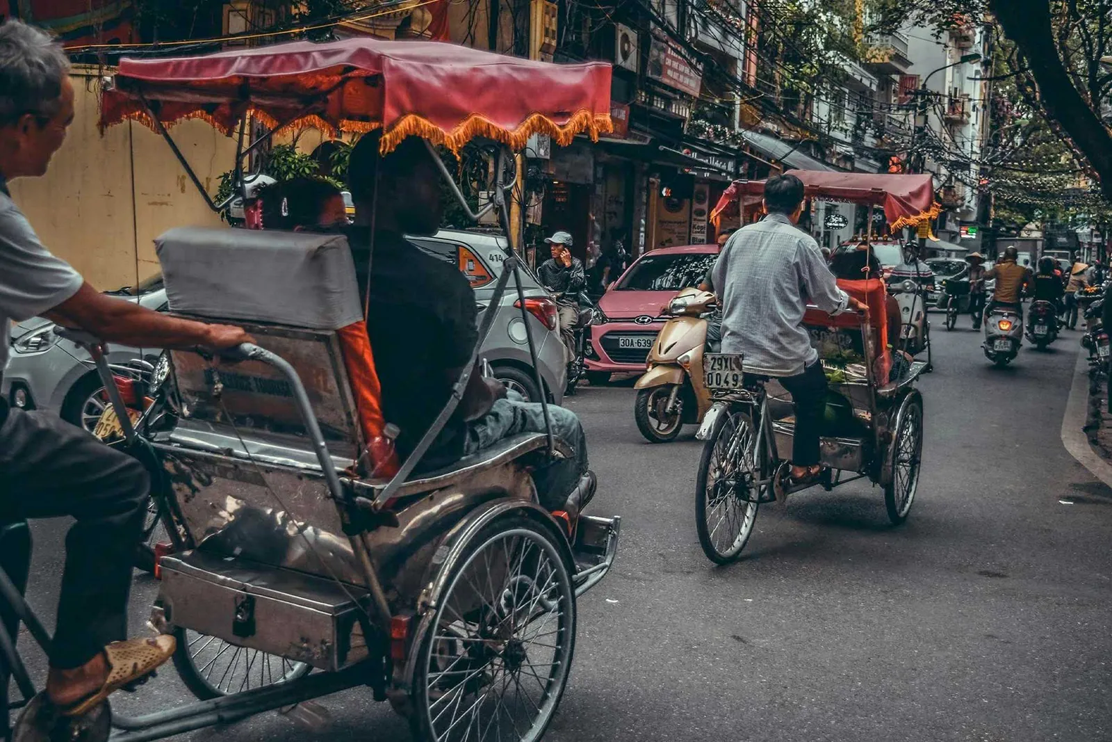 Risciò in una affollata strada vietnamita