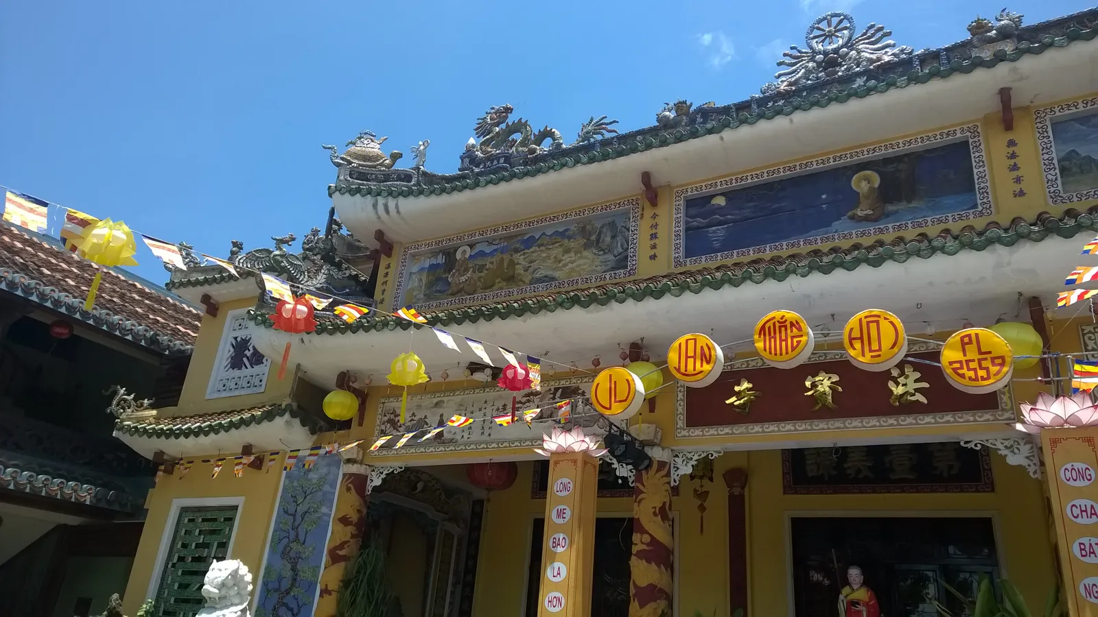 Pagoda addobbata per il Vu Lan in Vietnam Cancello d'ingresso di una pagoda vietnamita addobbato con lo striscione del Vu Lan, la festa dei defunti vietnamita