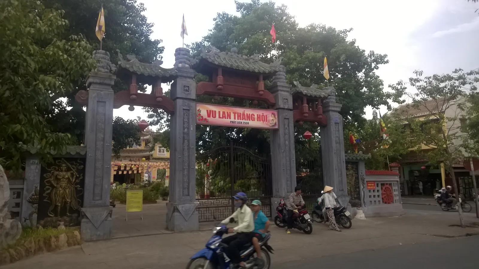 Cortile di pagoda vietnamita decorato per il Vu Lan Cortile di una pagoda vietnamita decorato con lanterne rosse e gialle in occasione del Vu Lan, la festa dei defunti vietnamita