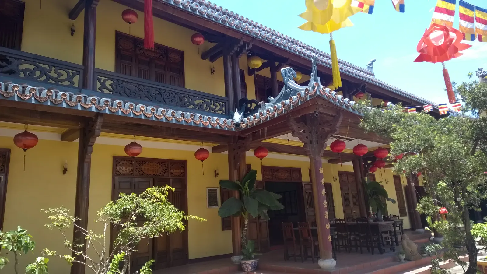 Lanterne colorate sulla facciata di una pagoda vietnamita per il Vu Lan Facciata di una pagoda vietnamita addobbata con lanterne colorate per il Vu Lan, la festa dei defunti vietnamita