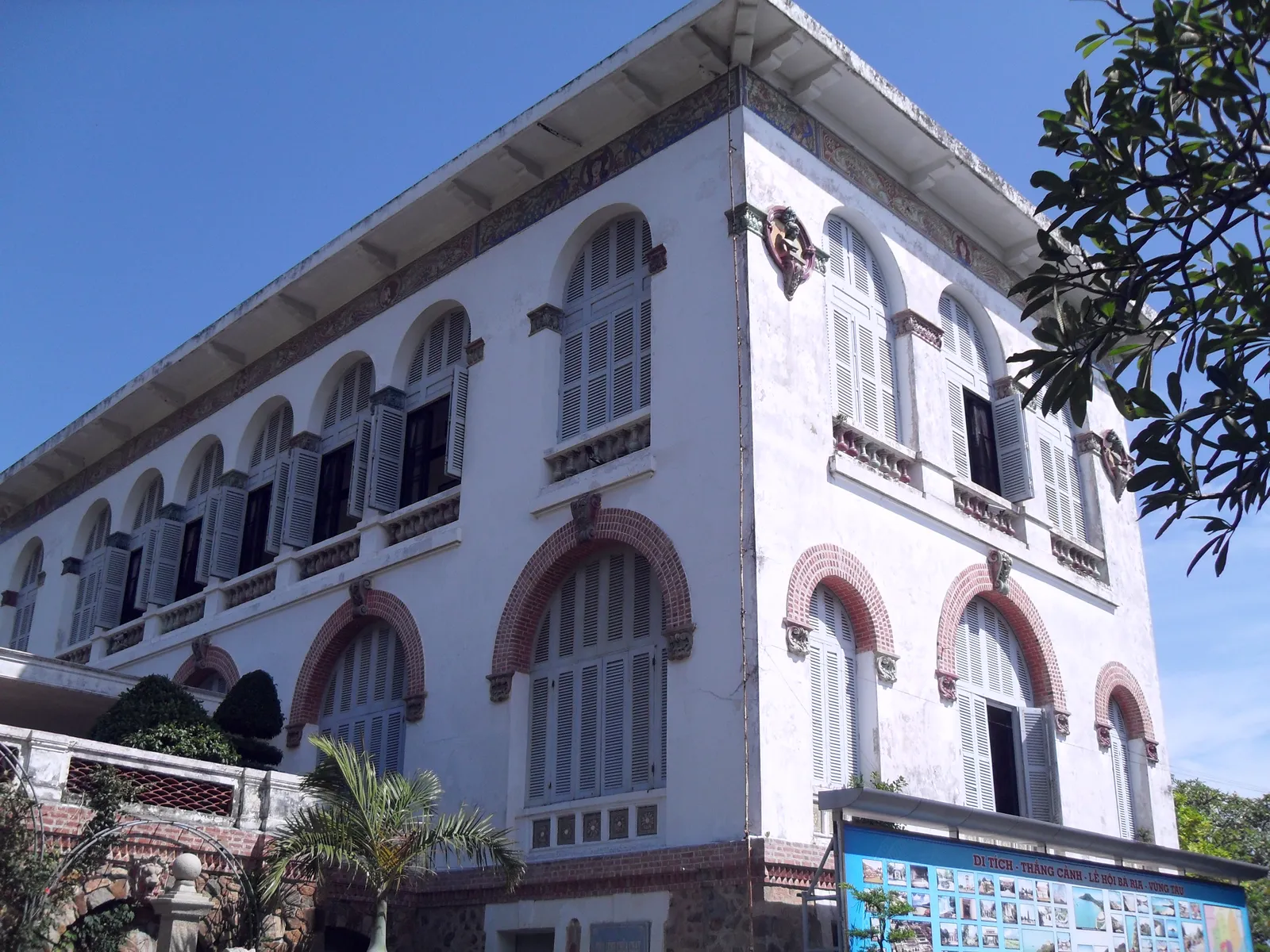 Palazzo Bianco di Bach Dinh, Vung Tau Il Palazzo Bianco di Bach Dinh a Vung Tau, villa coloniale francese affacciata sul mare