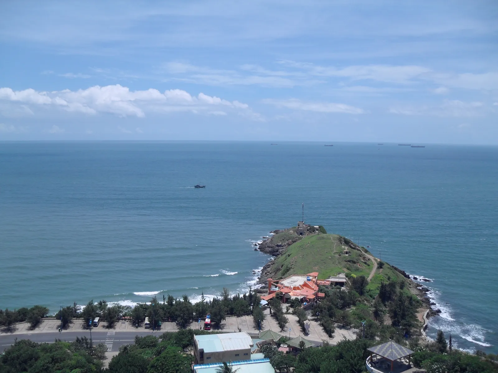 Capo Nghinh Phong, Vung Tau Il capo Nghinh Phong a Vung Tau, la punta rocciosa tra la spiaggia di Bai Truoc e Bai Sau