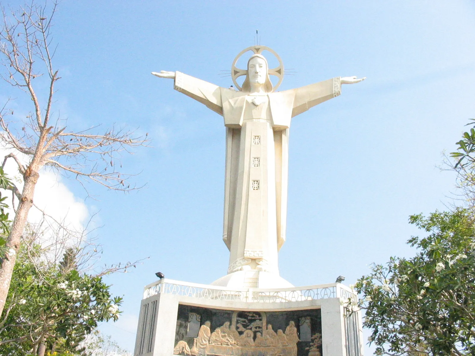 Statua di Cristo di Vung Tau La statua di Cristo sul monte Nho a Vung Tau, tra le più grandi d'Asia