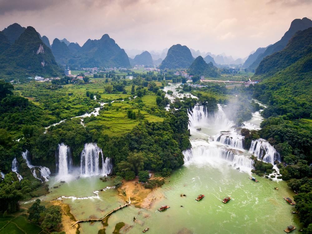 Vista aerea drone della cascata di Ban Gioc nel nord del Vietnam: assoluta tappa fondamentale HD