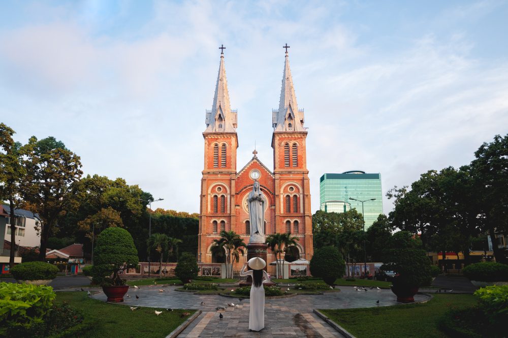 Cattedrale di Notre Dame a Saigon con ragazza vietnamita